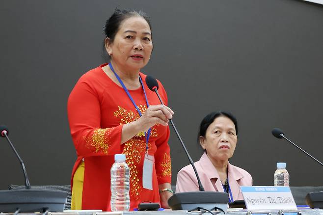 19일 서울 여의도 국회 의원회관에서 열린 베트남전 인권침해 진실규명을 위한 국회 토론회에서 퐁니학살 피해 생존자인 응우옌티탄(왼쪽) 씨와 하미학살 피해 생존자인 응우옌티탄 씨가 학살 당시 상황을 증언하고 있다. 연합뉴스