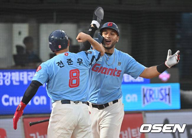 [OSEN=부산, 이석우 기자] 22일 부산 사직야구장에서 2025 신한 SOL 뱅크 KBO 리그 롯데 자이언츠와 삼성 라이온즈의 경기가 열렸다. 홈팀 롯데는 박세웅이, 방문팀 삼성은 원태인이 선발 출전했다.롯데 자이언츠 레이예스가 7회말 1사 만루 김민성의 역전 3타점 2루타때 홈인한 전준우와 기쁨을 나누고 있다. 2025.06.22 / foto0307@osen.co.kr