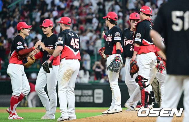 [OSEN=인천, 최규한 기자] 프로야구&nbsp;KIA 타이거즈가&nbsp;SSG 랜더스를 꺾고 6연승을 달렸다.KIA는 22일 인천 SSG랜더스필드에서 열린 2025 KBO리그 SSG와 경기에서 5-4&nbsp;재역전 승리를 거뒀다.&nbsp;김석환이 대타로 나와 역전 결승 투런 홈런을 터뜨렸다. 3년 만에 나온 홈런이었다. 네일은 6⅓이닝 3피안타(1피홈런) 2사사구 5탈삼진 3실점을 기록했다. 신인 이호민이&nbsp;⅔이닝 무실점으로 구원승으로 데뷔 첫 승을 기록했다. 정해영이 9회 세이브를 기록했다.&nbsp;경기를 마치고 승리한 KIA 선수들이 하이파이브를 나누고 있다. 2025.06.22 / dreamer@osen.co.kr