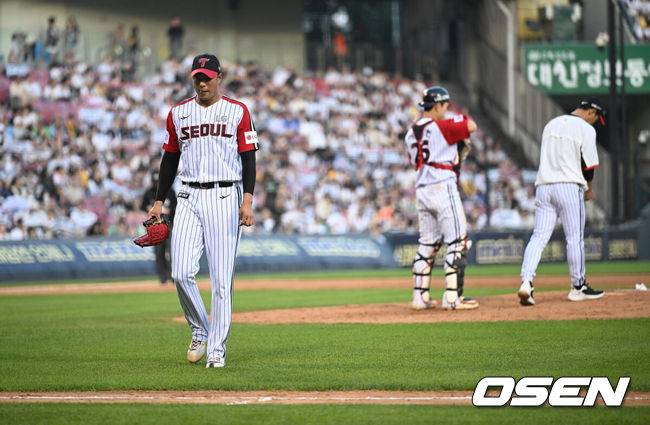 [OSEN=잠실, 조은정 기자]22일 오후 서울 잠실구장에서 2025 신한 SOL Bank KBO리그 LG 트윈스와 두산 베어스의 경기가 열렸다.LG는 송승기, 두산은 최승용이 선발로 나섰다.8회초 무사 만루 LG 정우영이 교체되고 있다. 2025.06.22 /