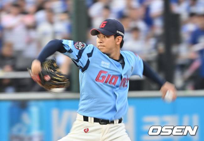 [OSEN=부산, 이석우 기자] 22일 부산 사직야구장에서 2025 신한 SOL 뱅크 KBO 리그 롯데 자이언츠와 삼성 라이온즈의 경기가 열렸다. 홈팀 롯데는 박세웅이, 방문팀 삼성은 원태인이 선발 출전했다.롯데 자이언츠 홍민기가 역투하고 있다. 2025.06.22 / foto0307@osen.co.kr