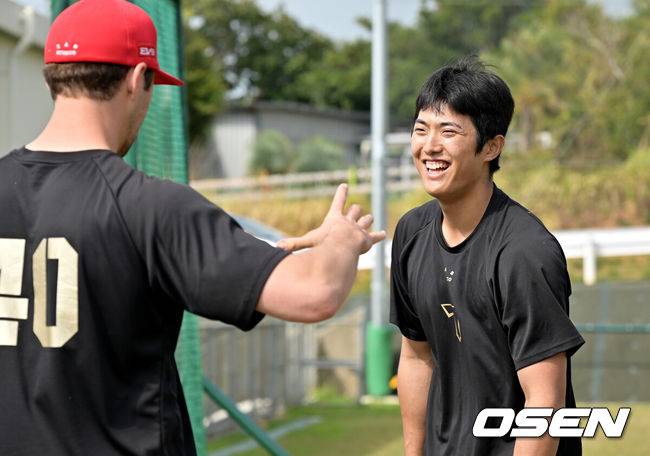 [OSEN=오키나와(일본), 조은정 기자]3일 일본 오키나와 킨 스타디움에서 KIA 타이거즈와 KT 위즈의 연습경기가 열린다.이날 KIA는 양현종, KT는 소형준이 선발 마운드에 오른다.KIA 네일, 이의리가 대화를 나누고 있다. 2025.03.03 /cej@osen.co.kr