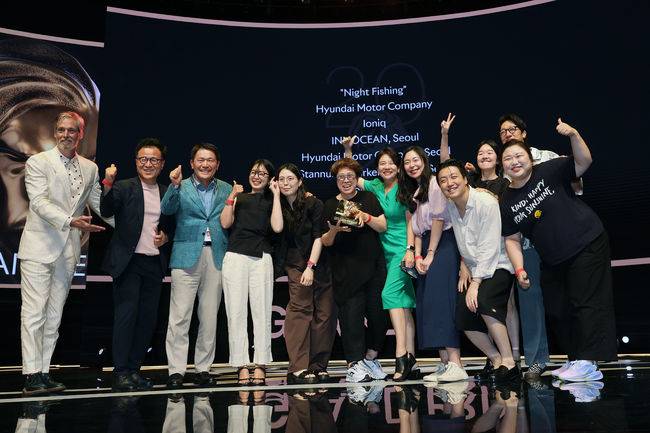 칸 라이언즈 무대에서 상을 받고 기뻐하는 이노션 임직원들의 모습.