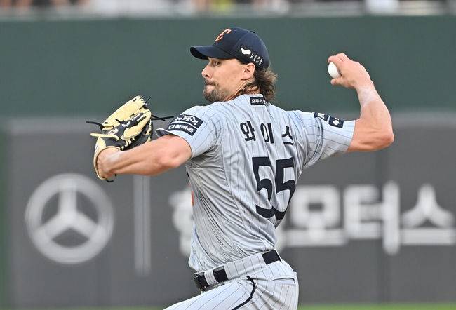 [OSEN=부산, 이석우 기자] 17일 부산 사직야구장에서 2025 신한 SOL 뱅크 KBO 리그 롯데 자이언츠와 한화 이글스의 경기가 열렸다. 홈팀 롯데는 데이비슨이, 방문팀 한화는 와이스가 선발 출전했다.한화 이글스 선발 투수 와이스가 역투하고 있다. 2025.06.17 / foto0307@osen.co.kr