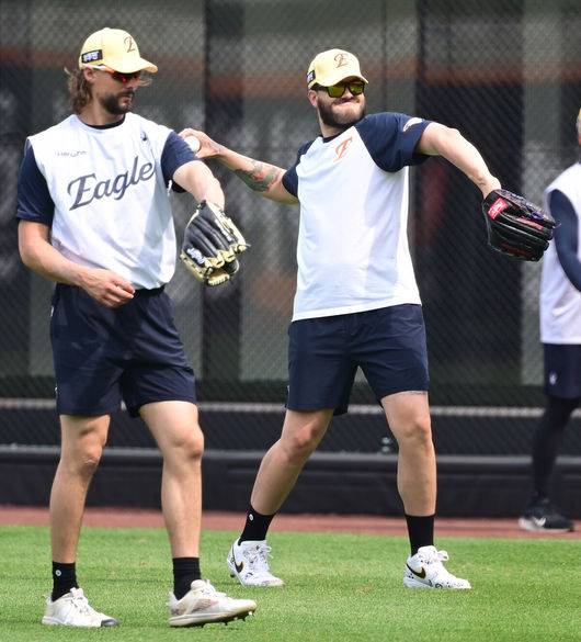 [OSEN=대전, 김성락 기자] 14일 대전 한화생명볼파크에서 ‘2025 신한 SOL Bank KBO리그’ 한화 이글스와 두산 베어스의 경기가 열렸다.이날 한화는 문동주, 두산은 잭로그를 선발로 내세웠다.경기 시작에 앞서 한화 엄상백이 이야기를 나누고 있다. 2025.05.14 / ksl0919@osen.co.kr