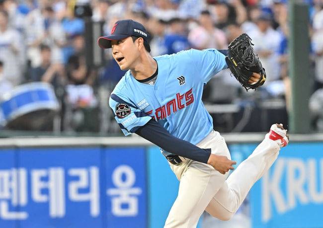 [OSEN=부산, 이석우 기자] 22일 부산 사직야구장에서 2025 신한 SOL 뱅크 KBO 리그 롯데 자이언츠와 삼성 라이온즈의 경기가 열렸다. 홈팀 롯데는 박세웅이, 방문팀 삼성은 원태인이 선발 출전했다.롯데 자이언츠 윤성빈이 역투하고 있다. 2025.06.22 / foto0307@osen.co.kr
