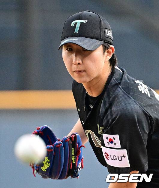 [OSEN=잠실, 지형준 기자] 19일 오후 서울 잠실구장에서 ‘2025 신한 SOL Bank KBO리그’ LG 트윈스와 NC 다이노스의 경기가 열렸다.LG는 최채흥, NC는 신민재를 선발로 내세웠다1회초 LG 최채흥이 역투하고 있다. 2025.06.19 /jpnews@osen.co.kr