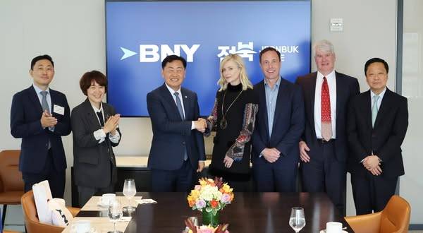 ▲방미 기간 중에 뉴욕은행 관계자와 간담회를 하고 악수를 하는 김관영 전북자치도지사 ⓒ김관영 전북지사 페이스북