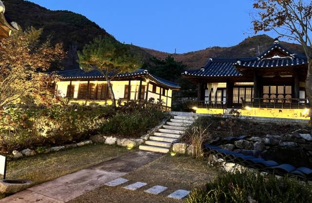 ▲전북 완주군 오성한옥마을의 한옥이 저녁 불빛에 물들고 있다. 고즈넉한 풍경 속에 전통의 멋이 어우러진다. ⓒ전북특별자치도