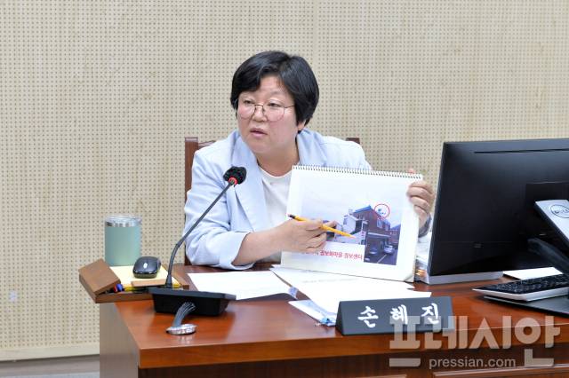 ▲지난 20일 손혜진 의원이 행정자치위원회 행정사무감사에서 무등산수박 정보화마을 정보센터 사진을 보이며 질의하고 있다. ⓒ광주 북구의회