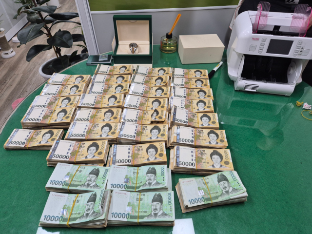 ▲ 경찰은 B씨의 자택에서 범죄 수익으로 의심되는 현금 3억 9,500만 원과 명품시계 등을 압수했으며, 범행 현장에서는 100여 개의 대포통장과 대포폰도 확보했다. ⓒ 경북경찰청