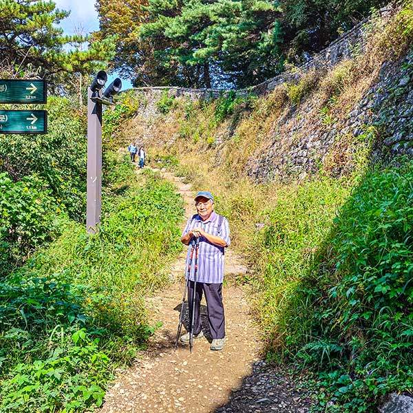 남한산성 산성길에서 필자.