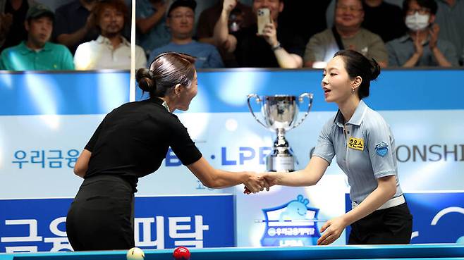 경기가 끝난 뒤 차유람(오른쪽)과 악수하는 김가영