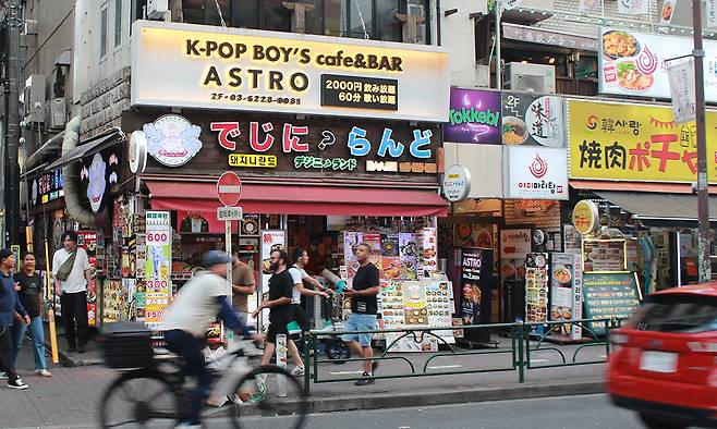 한·일 수교 60주년을 이틀 앞둔 지난 20일 오후 일본 도쿄의 한인 타운. 신오쿠보역 인근 한글 간판이 달린 상점 앞을 현지인들이 지나가고 있다. 한국 음식점과 주점, 식료품점, 화장품 가게, 미용실 등 한인 상점 수백곳이 밀집한 이 일대는 대표적인 한류 성지로 꼽힌다. 도쿄=유태영 특파원