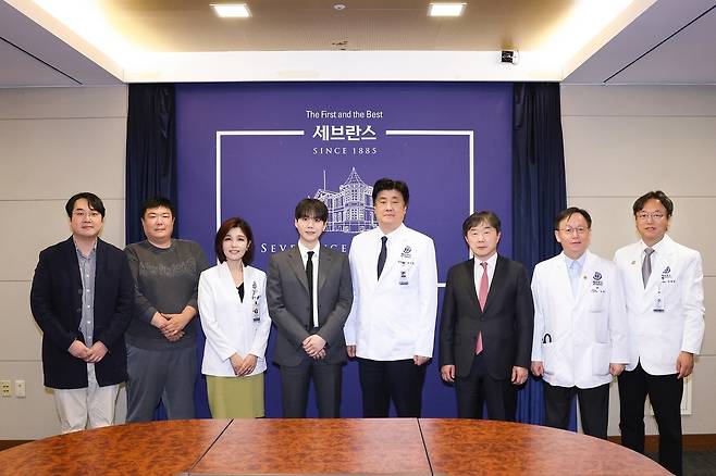방탄소년단(BTS) 슈가(왼쪽 네 번째)가 서울 서대문구 세브란스병원 제중관에서 열린 '민윤기 치료센터' 착공식에 참석해 연세의료원 관계자들과 기념촬영을 하고 있다. 세브란스병원 제공