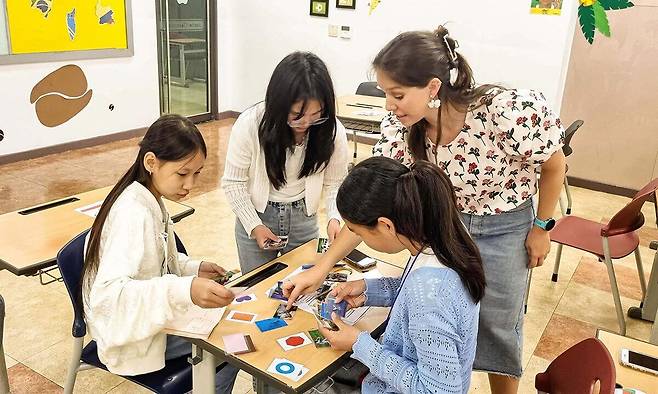 원어민 강사 로버트 골드(오른쪽) 교사가 몽골 제9번학교 학생들을 대상으로 영어 수업에 하고 있다. 영진전문대학교 제공