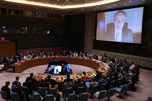 22일(현지시간) 미국 뉴욕 유엔본부에서 미국의 이란 핵 시설 공습을 논의하기 위한 안보리 긴급 회의가 열리고 있다. 대형 화면 속 인물은 라파엘 그로시 국제원자력기구(IAEA) 사무총장. 신화연합뉴스