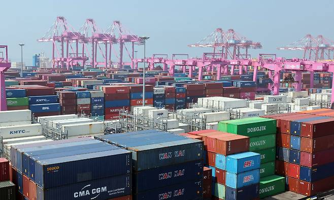 23일 인천 연수구 인천신항 컨테이너 터미널에 컨테이너가 쌓여 있다. 뉴시스