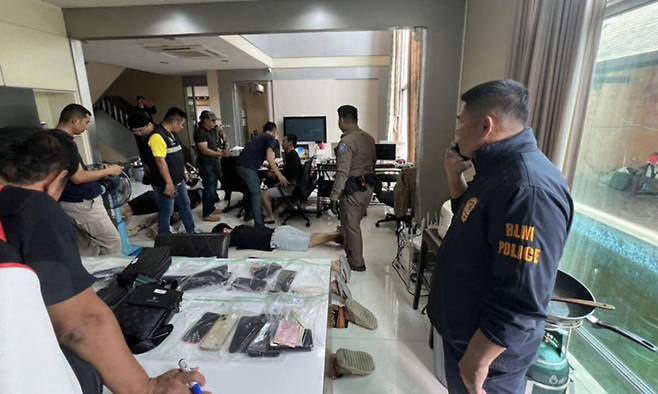 태국 경찰이 21일(현지시간)&nbsp;촌부리주 파타야 방라뭉 지역의 한 고급 풀빌라를 급습해 한국인 로맨스 스캠 조직을 체포하고 있다. 파타야뉴스 페이스북 캡처