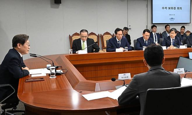 이재명 대통령이 23일 서울 용산 대통령실에서 취임 후 첫 수석보좌관회의를 주재하고 있다. 회의에서는 국가 안보, 연구개발(R&D) 예산 배분, 소상공인·자영업자 대책, 사법제도 개혁 등 11개 주요 현안이 보고됐다. 대통령실사진기자단