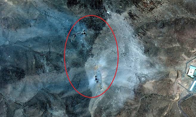 미국의 벙커버스터 공격을 받은 이란 포르도 시설에 구멍이 3개씩 2곳(빨간원)에 남아 있다. 로이터연합뉴스, 막사르 테크놀로지 제공