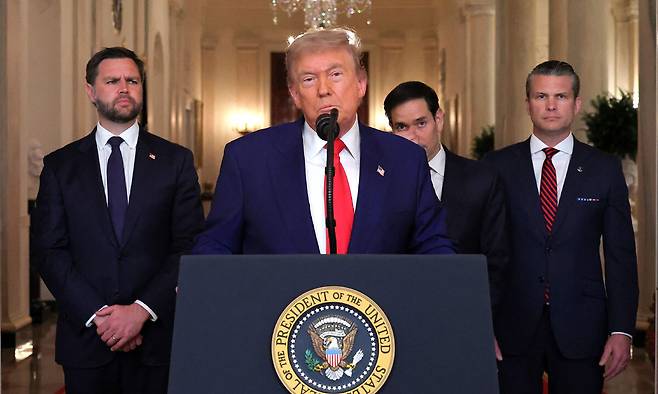 &nbsp;도널드 트럼프 미국 대통령이 지난 21일(현지 시간)&nbsp;백악관 이스트룸에서 미군의 이란 핵 시설 공습에 관해 발언하고 있다. AFP연합뉴스