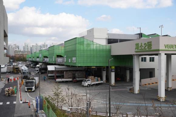 서울 가락시장 시설 현대화 사업의 첫 성과로 지난해 12월 개장한 ‘채소2동’에서 농산물이 트럭으로 옮겨지고 있다. 한국농수산물도매시장법인협회 제공