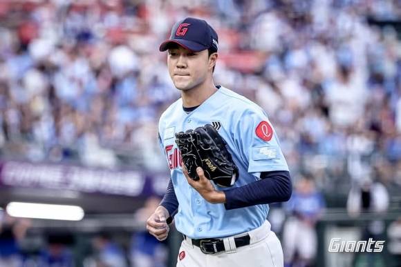 롯데 자이언츠 투수 윤성빈이 22일 부산 사직구장에서 열린 삼성 라이온즈와의 경기에서 7회 구원 등판해 삼성 타선을 삼자범퇴로 막은 뒤 더그아웃으로 들어가고 있다. 롯데 자이언츠 제공