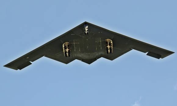 20일(현지시간)부터 36시간 동안 이란 핵시설 무력화 임무를 전개한 미 공군 B-2 스텔스 폭격기가 22일 미국 미주리주 와이트먼 공군기지로 복귀하고 있다. 2025.6.22 AP 연합뉴스