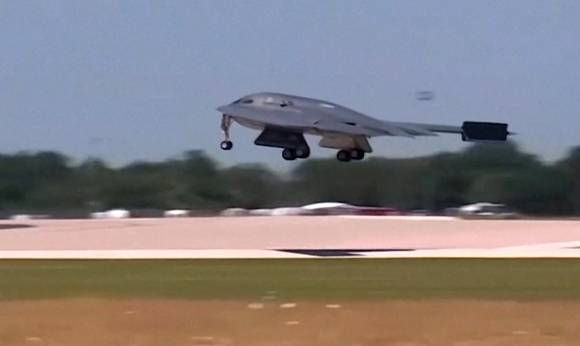 22일(현지시간) ‘미드나잇 해머’ 작전을 마치고 미주리주 화이트먼 공군기지 착륙하는 B-2 스텔스 폭격기. 로이터 연합뉴스