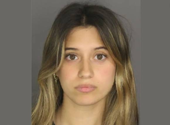 3개월간 14세 소년에게 자신의 누드 사진을 지속적으로 전송한 여성 교직원 아나마리아 밀라조. 미국 셰먼 카운티 보안관실