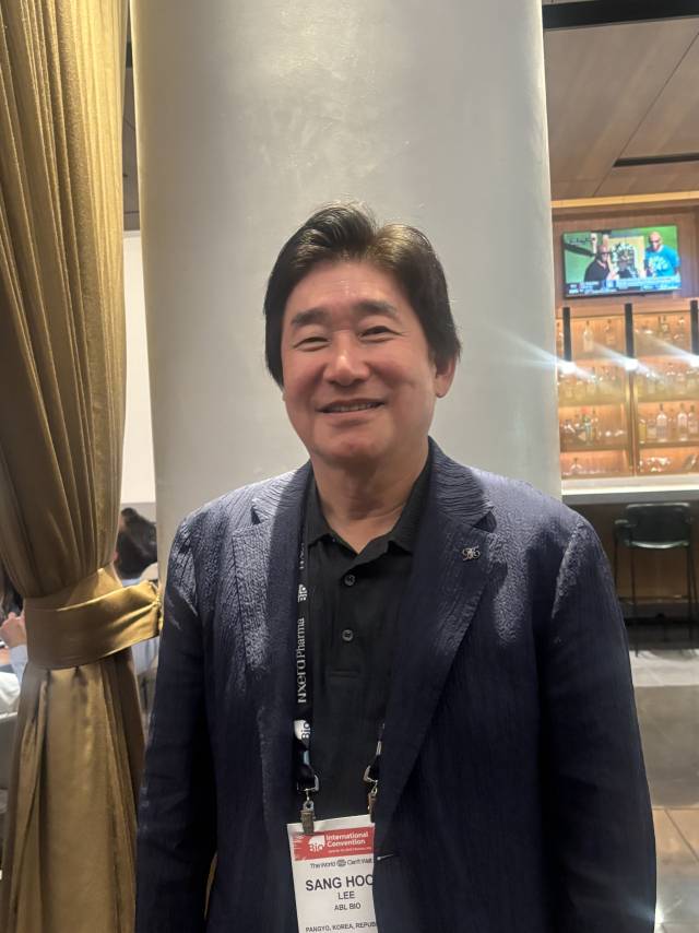 이상훈 에이비엘바이오 대표가 19일(현지시간) 미국 보스턴에서 서울경제신문과 인터뷰 후 사진촬영을 하고 있다. 이정민 기자