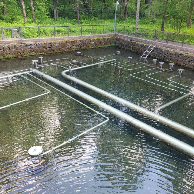 내두천의 용천수를 펌프장으로 연결하기 위해 관정이 설치된 모습. 김연하기자