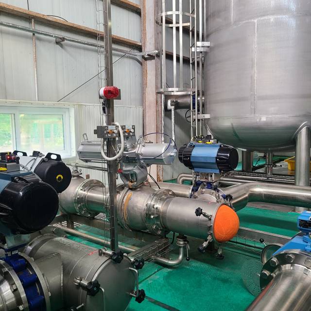 백산수 펌프장의 배관이 주황색의 특수 공을 이용해 청소되는 모습이 시연되고 있다. 김연하기자