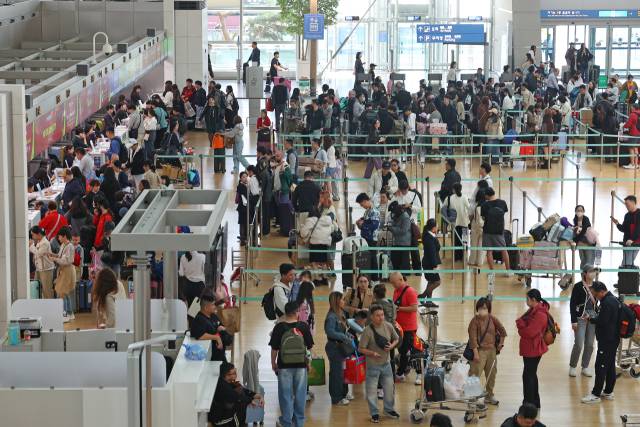 인천국제공항 제1여객터미널 출국장이 여행객들로 붐비고 있다. 연합뉴스