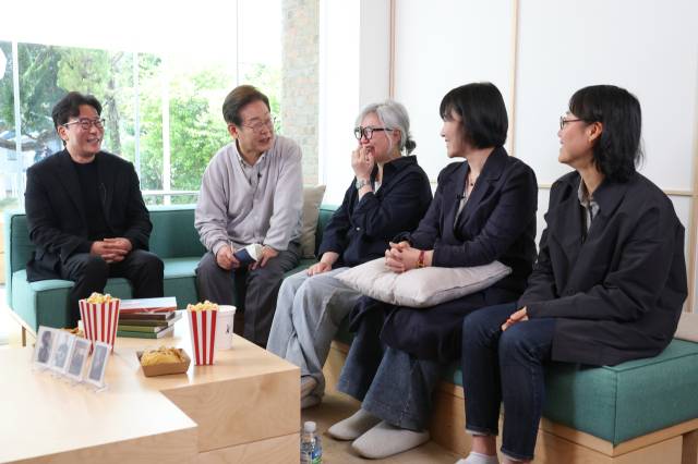 더불어민주당 이재명 대선 후보가 '골목골목 경청투어: 국토종주편'에 나선 5월 7일 전북 전주시 완산구의 한 카페에서 열린 K콘텐츠 산업 진흥 간담회에 참석하고 있다. 왼쪽부터 윤제균 감독, 이 후보, 김은숙 작가, 박해영 작가, 정주리 감독. 공동취재단