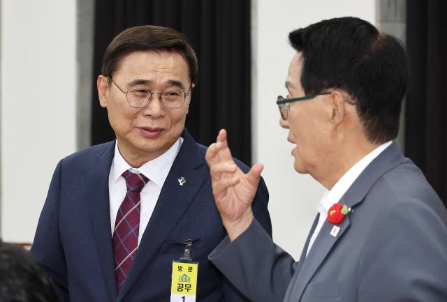 이종석(왼쪽) 국가정보원장 후보자가 19일 오후 서울 여의도 국회 정보위원회에서 대북·안보 관련 질의를 위해 비공개로 진행되는 인사청문회에 입장해 국정원장을 지낸 더불어민주당 박지원 의원과 대화하고 있다. 연합뉴스