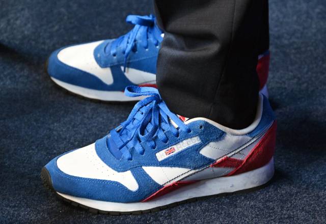 박찬대 더불어민주당 전 원내대표가 23일 서울 여의도 중앙당사에서 이재명 대통령이 대선 당시 신었던 운동화와 같은 모델을 신고 당 대표 출마를 선언하고 있다. 오승현 기자 2025.06.23