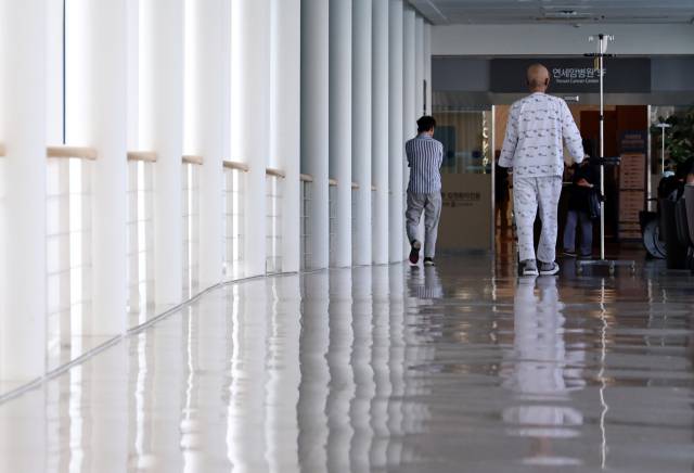 서울의 한 대형 병원에서 환자가 이동하고 있다. 뉴스1