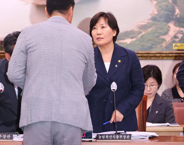 장관 인선에서 유임된 송미령 농림축산식품부 장관이 23일 국회에서 열린 농림축산식품해양수산위원회 전체회의에 참석해 국민의힘 정희용 의원과 인사하고 있다. 연합뉴스,