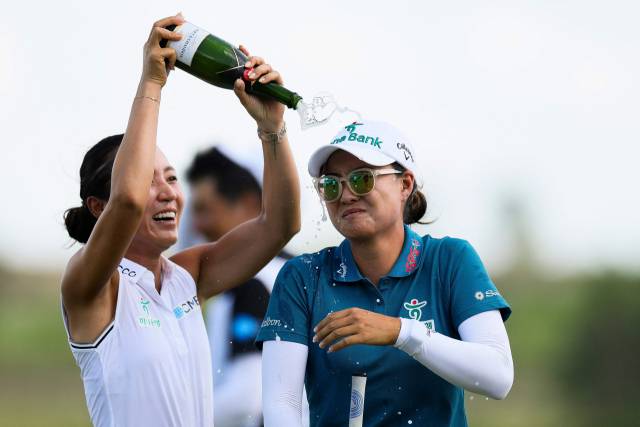 이민지(오른쪽)가 23일(한국 시간) KPMG 여자 PGA 챔피언십에서 우승한 뒤 리디아 고로부터 축하 샴페인 세례를 받고 있다. 미국여자프로골프(LPGA) 투어 시즌 상금 1위로 올라선 이민지는 리디아 고와 커리어 그랜드슬램 대기록을 다툰다. AFP연합뉴스