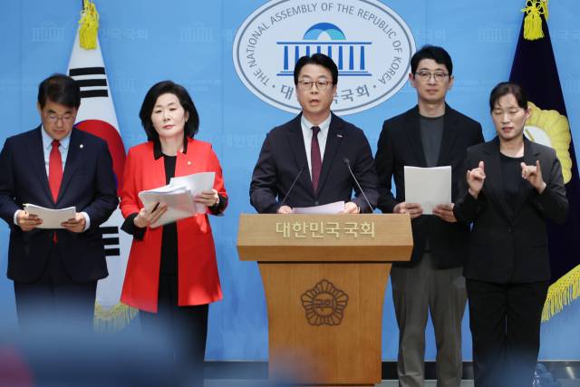 국민의힘 소속 국회 인사청문특위 위원인 배준영(왼쪽부터)·김희정·곽규택·주진우 의원이 23일 서울 여의도 국회 소통관에서 김민석 후보자의 자녀 특혜 의혹과 관련해 자진 사퇴를 촉구하는 기자회견을 하고 있다. 연합뉴스