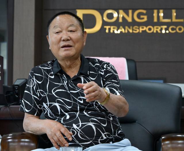 김복태 동일운수·검단교통 회장이 초등학교 졸업 후 무일푼으로 상경해 노숙하던 시절을 이야기하고 있다. 인천=성형주 기자