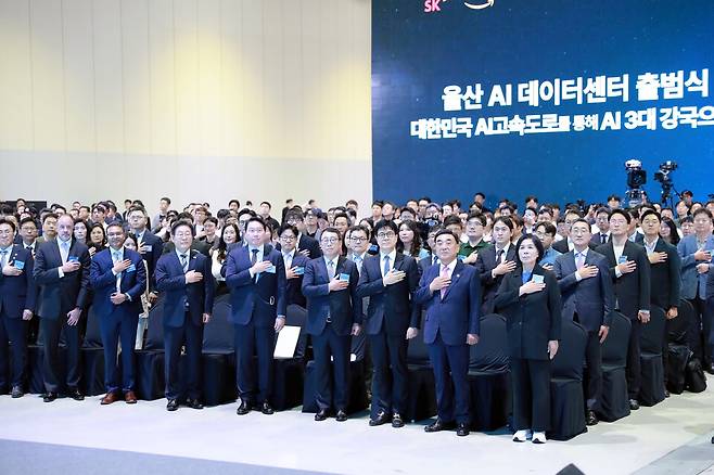 20일 울산전시컨벤션센터에서 대통령 주재로 열린 투자유치 관련 간담회에서 김두겸 울산시장이 울산 발전을 위해 각 분야별로 정부의 적극적인 관심과 아낌없는 지원을 부탁했다. ⓒ울산광역시