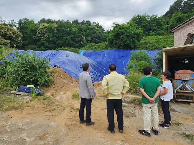 지난 18일 재해취약지역을 김경일 파주시장(노란색 민방위복)이&nbsp; 점검하고 있다. Ⓒ파주시청 제공