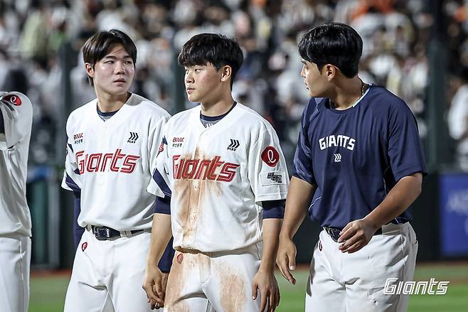 롯데 한승현, 박찬형, 박재엽(왼쪽부터)이 19일 사직구장에서 열린 한화와 홈경기를 마친 뒤 팬들에게 인사하고 있다. 사진제공｜롯데 자이언츠