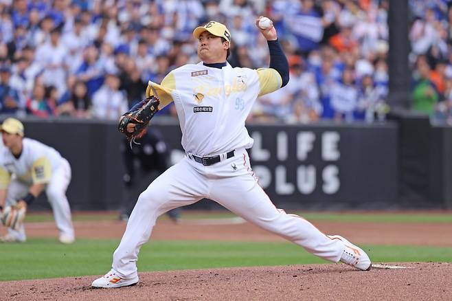 내전근 통증으로 1군에서 이탈한 류현진이 1군 등판을 본격적으로 준비한다. 류현진은 별도의 라이브 피칭 없이 불펜 피칭 두 번만을 소화한 후 1군 경기에 등판할 예정이다. 류현진까지 선발 로테이션에 합류하는 한화가 ‘완전체’를 앞세워 선두 수성에  나선다. 사진제공｜한화 이글스