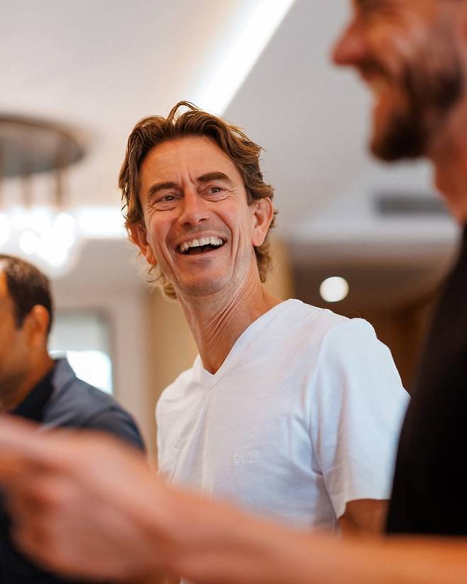 토마스 프랑크 토트넘 신임 감독이 부임 후 홋스퍼웨이에서 부상 재활 중인 제임스 메디슨을 만나 담소하며 활짝 웃고 있다. 프랑크 감독은 7월 순차적으로 선수단을 소집하는데, 손흥민 등 핵심 멤버들은 2주차에 호출했다. 거취 관련 논의도 자연스레 7월 2주차 이후 이뤄질 것으로 보인다. 사진출처｜토트넘 홋스퍼 페이스북