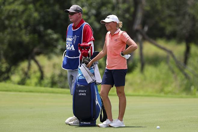 스테이시 루이스가 지난 20일 KPMG 위민스 PGA 챔피언십 1라운드 도중 10번 홀에서 플레이를 하기 위해 기다리고 있다. 게티이미지코리아