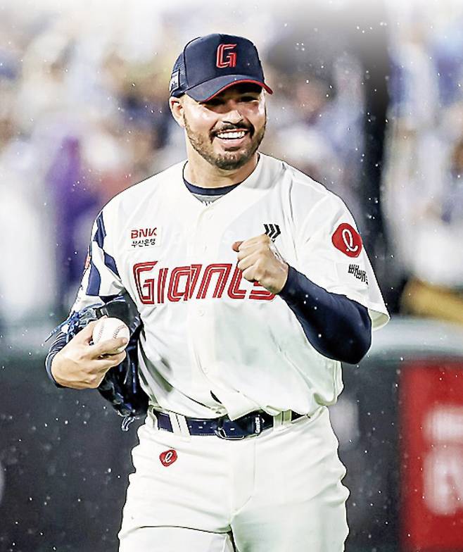 롯데 외국인 투수 알렉 감보아가 지난 20일 사직구장에서 열린 삼성전에 선발 등판해 활짝 웃는 표정으로 마운드를 내려가고 있다. 롯데자이언츠 제공